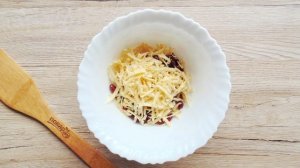 Салат с красной фасолью, помидорами и сыром