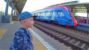 Едем на поезде Смотрим поезда и метро в Москве Видео для детей