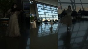 Korean girls, playing the violin and dancing ballet 😻 During the pandemic at the Incheon airport✈️