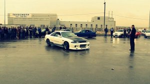 Drift Nissan Skyline - Дрифт вокруг человека