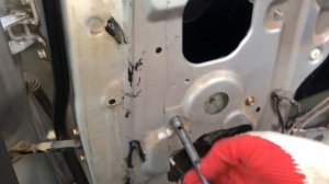 Полный разбор двери на автомобиле Mitsubishi Lancer Cedia