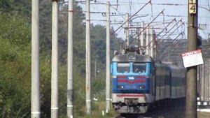 Электровоз ЧС4-196 с пассажирским поездом проследует станцию