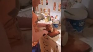 БЕЗУМНЫЙ ПАША. ИРИШКА ЧИКИ ПИКИ ПРОДОЛЖАЕТ ГОТОВИТЬ ИТАЛЬЯНСКУЮ ПИЦЦУ.