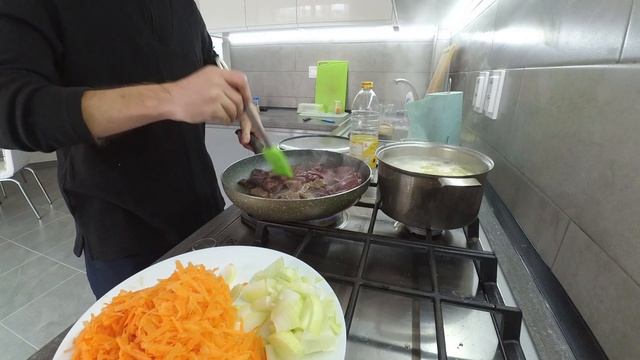 Ниламоп приготовил картофельное пюре с жареной свиной печенью ? смотреть онлайн