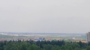 Взлёт и посадка самолётов в аэропорту Шереметьево. Снимал видео с 17-го этажа. Белые огни самолёты.