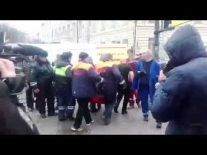 Спасатели помогают пострадавшим после взрыва