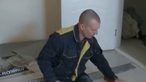 КОЛХОЗНЫЙ метод исправления перепадов полов ( деревянных или ЦПС стяжка)при укладке ЛАМИНАТА.