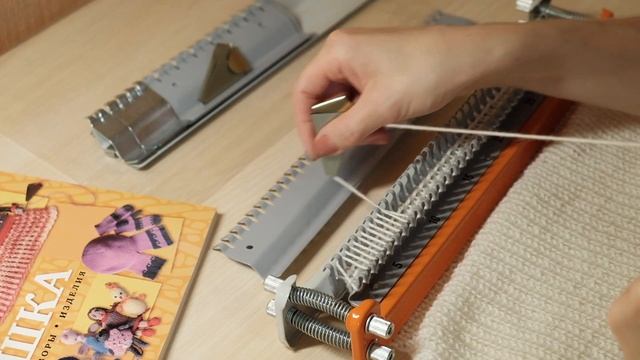 КУПИЛА МАШИНКУ ДЛЯ ВЯЗАНИЯ. ПОРАЗИЛАСЬ, КАК ПРОСТО И БЫСТРО МОЖНО НА НЕЙ ВЯЗАТЬ.