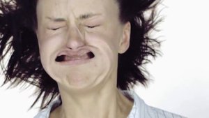 Видео людей, в лицо которым дует высокооборотный вентилятор.