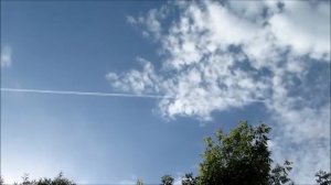 Летящий высоко в небе самолёт