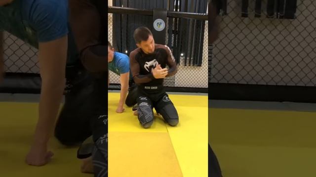 Болевой на ногу снизу | Лев Гладких смотреть онлайн