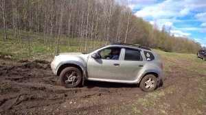 Три Duster и Kyron на лёгком бездорожье.