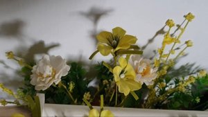 Композиция из искусственных цветов своими руками.