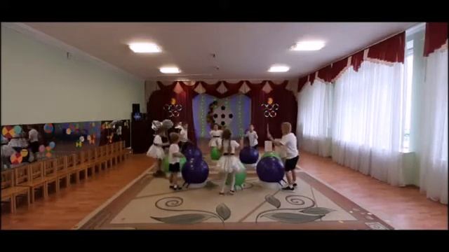 Танец с фитболами и барабанными палочками