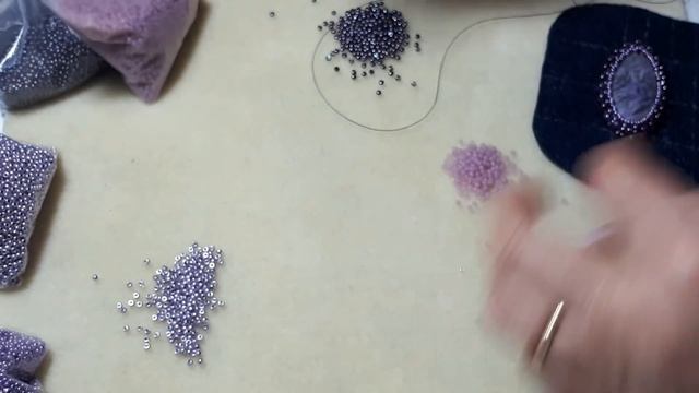 Вышиваем кулон из бисера и камней.