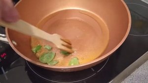 Спагетти с кальмарами и креветками.