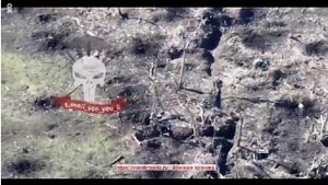 Украина. 2022.10.07. Огонь танка с корректировкой с дрона. Один из боевиков бросает товарищей