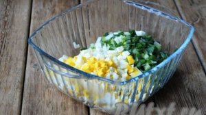 Быстрый заливной пирог с зеленым луком и яйцом