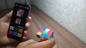 Собираю кубик Рубика с помощью приложения.