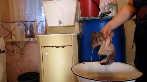 ЖИЗНЬ В ГЛУБИНКЕ. ОТМАЧИВАЮ РЫБУ СОЛЁНУЮ ОСЕННЮЮ КЕТУ И ГРИБЫ. АБОРИГЕНКА. №21. 2020г