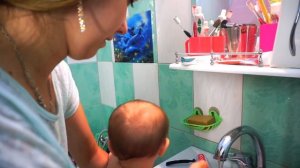 На прогулку с КОЛЯСКОЙ! Развлечения на ДЕТСКОЙ ПЛОЩАДКЕ! Мийчонок как бэби бон