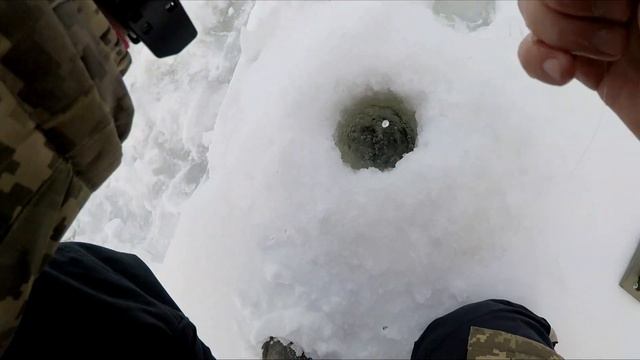 Михалыч ловит ЩУК РУКАМИ!! Щука на Десне зимой. Зимняя рыбалка 2019. смотреть онлайн