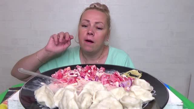МУКБАНГ ПЕЛЬМЕНИ ДОМАШНИЕ,САЛАТ ПОМИДОРНЫЙ/// Mukbang пельмешки гиганты самолепные/еда на камеру/ смотреть онлайн