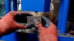 Станок для литья пластика. Ручной пневмо термопласт. Пример: пресс -форма трубка змейка подачи СОЖ