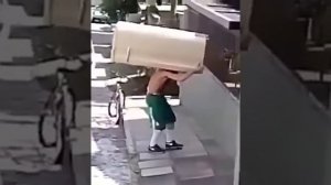 Мексиканец один перевозит холодильник