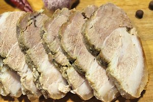 Легко приготовить! Грудинка по-домашнему, запеченная в духовке.