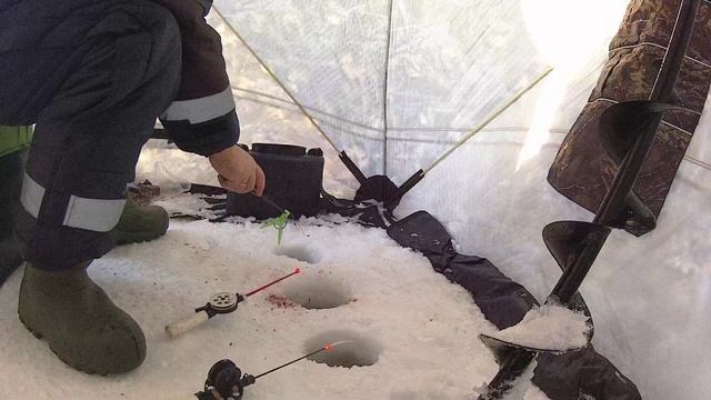 Фрагмент зимней рыбалки без монтажа, в реальном времени. смотреть онлайн