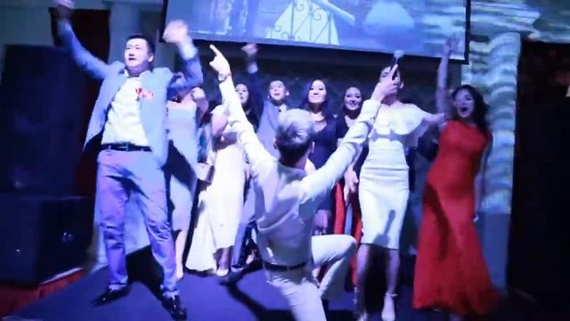 иногда на антракте гости танцуют прям на сцене??? смотреть онлайн