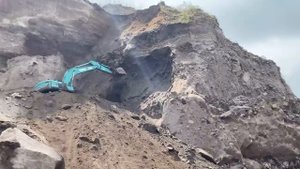 Экскаватор Kobelco SK 200 в песчаной шахте