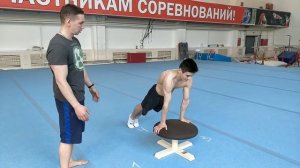 Как гимнасты учат круги на коне