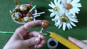 Ромашка с конфетой из гофрированной бумаги