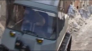 Мужик у себя в гараже сделал Гусеничный снегоболотоход(вездеход) своими руками.mp4