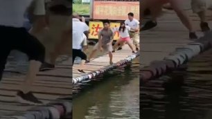 Китайцы любят развлекаться, например, качаться на экстремальном мостике