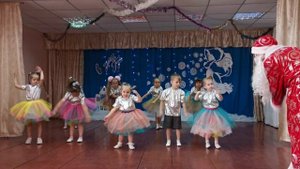 Новогодний танец младшей группы