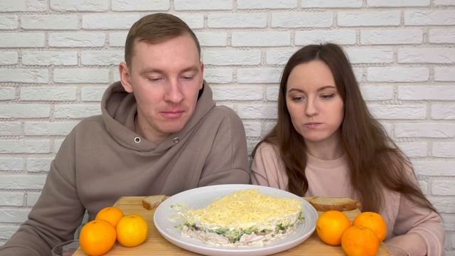 МУКБАНГ САЛАТ КУРОЧКА РЯБА ответы на вопросы готовим сами MUKBANG SALAD CHICKEN RYABA TANGERINES