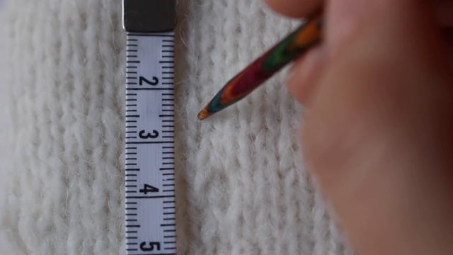 КАК РАССЧИТАТЬ ПЛОТНОСТЬ ВЯЗАНИЯ спицами и узнать СКОЛЬКО НАБРАТЬ ПЕТЕЛЬ смотреть онлайн