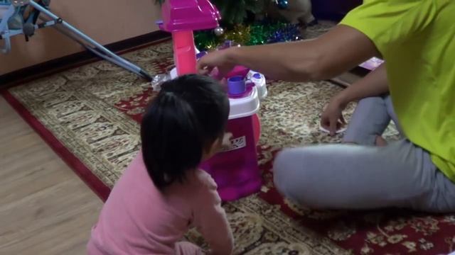 Аяна открывает подарок от деда мороза на новый год. Ayana's gift to the new year 2018 смотреть онлайн