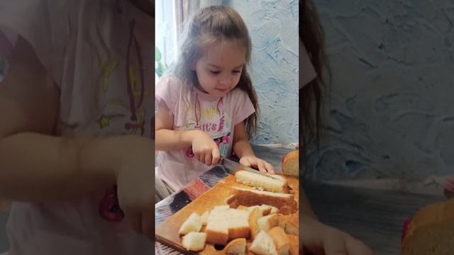 Наша милая девочка учится готовить. Делает свои первые шаги❤️❤️❤️
