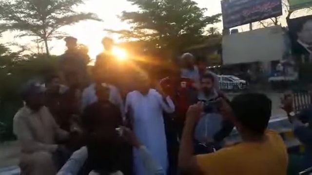 React by dieheart worker of pmln bilal malik advocate in bahawal pur after throwing shoes at mian m смотреть онлайн