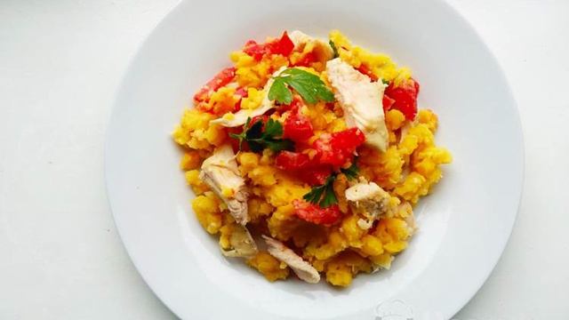 Теплый гороховый салат с чесноком, помидором и курицей