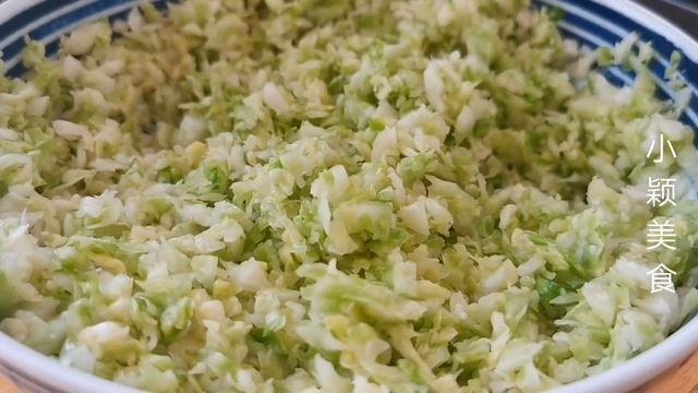 夏天要多吃包菜，教你新吃法，不炒不炖不凉拌，出锅比吃肉还香！【小穎美食】