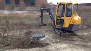 Мини-экскаватор в работе