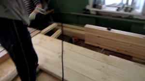 Торцуем доску в штабеле быстро и точно в размер.