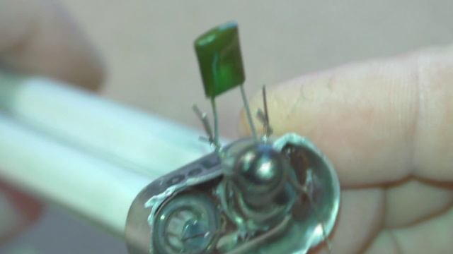 Что внутри лампы дневного освещения? смотреть онлайн