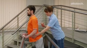 Школа ходьбы: парная ампутация бедра. Занятие 8. Ходьба приставным шагом в брусьях