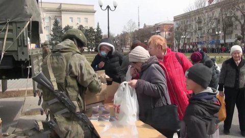 Российские военные организовали очередную передачу гуманитарной помощи населению Херсона
